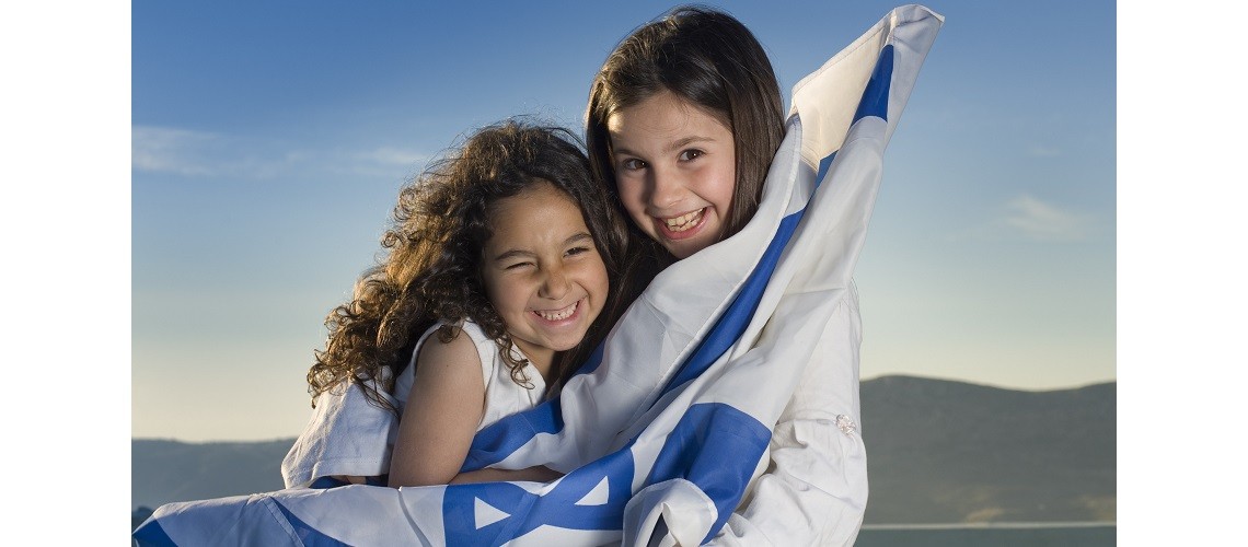 Israeli_children_smiling_with_flag_Israel_CUFI_3