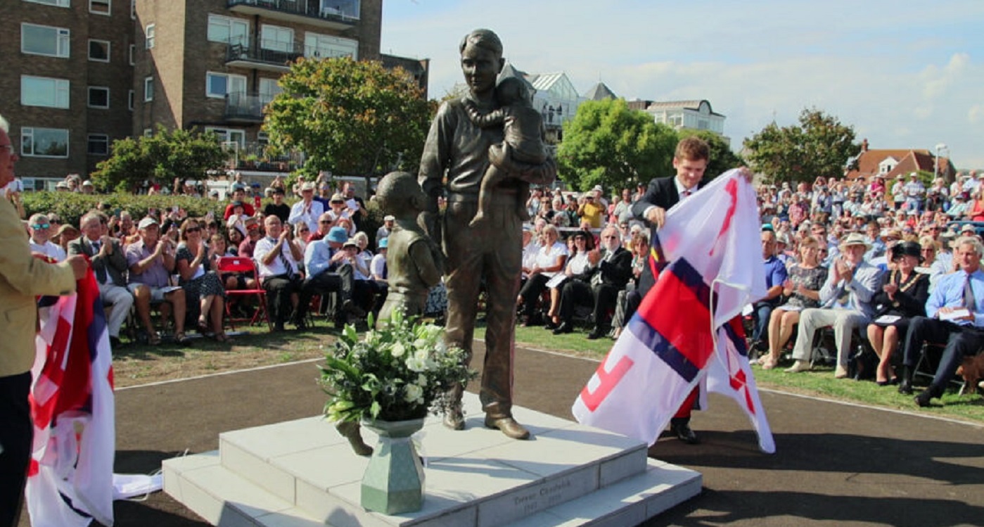 Swanage unveils statue of British war hero who saved hundreds of ...